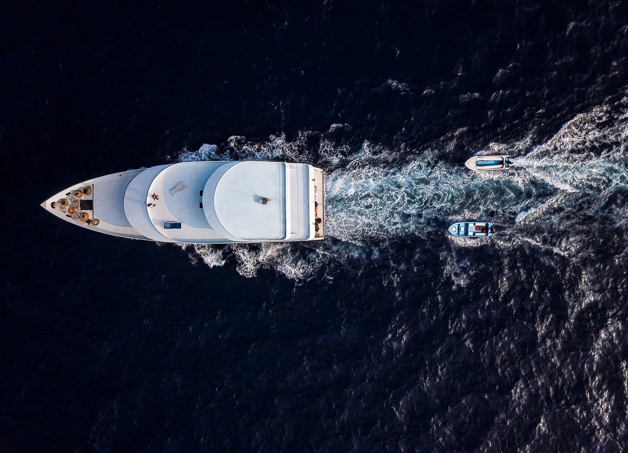 Superyacht in navigazione nel Mediterraneo occidentale, le acque di Valencia